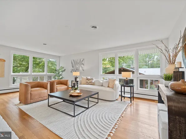 10005 Spring Lake Ter, Fairfax, VA 22030