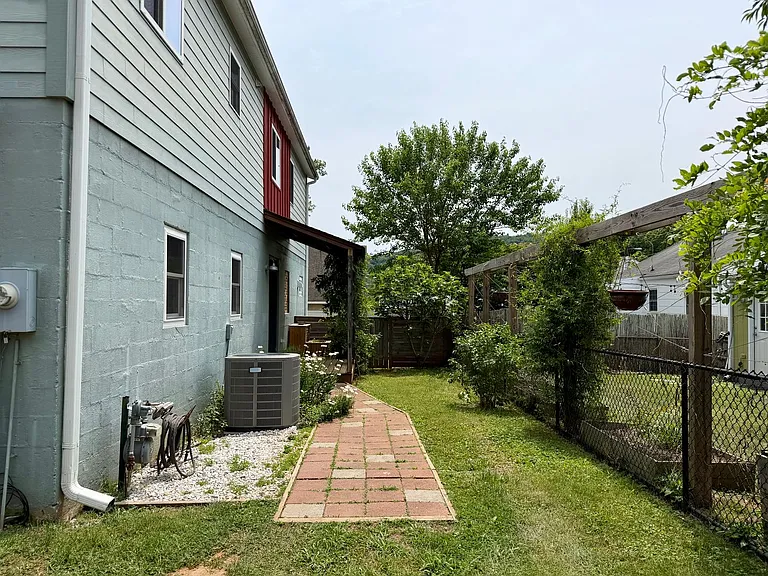 1500 Meridian St — Photo 4