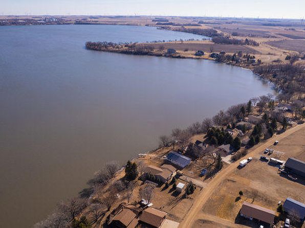 712 S Lake Hendricks Dr, Hendricks, SD 57276