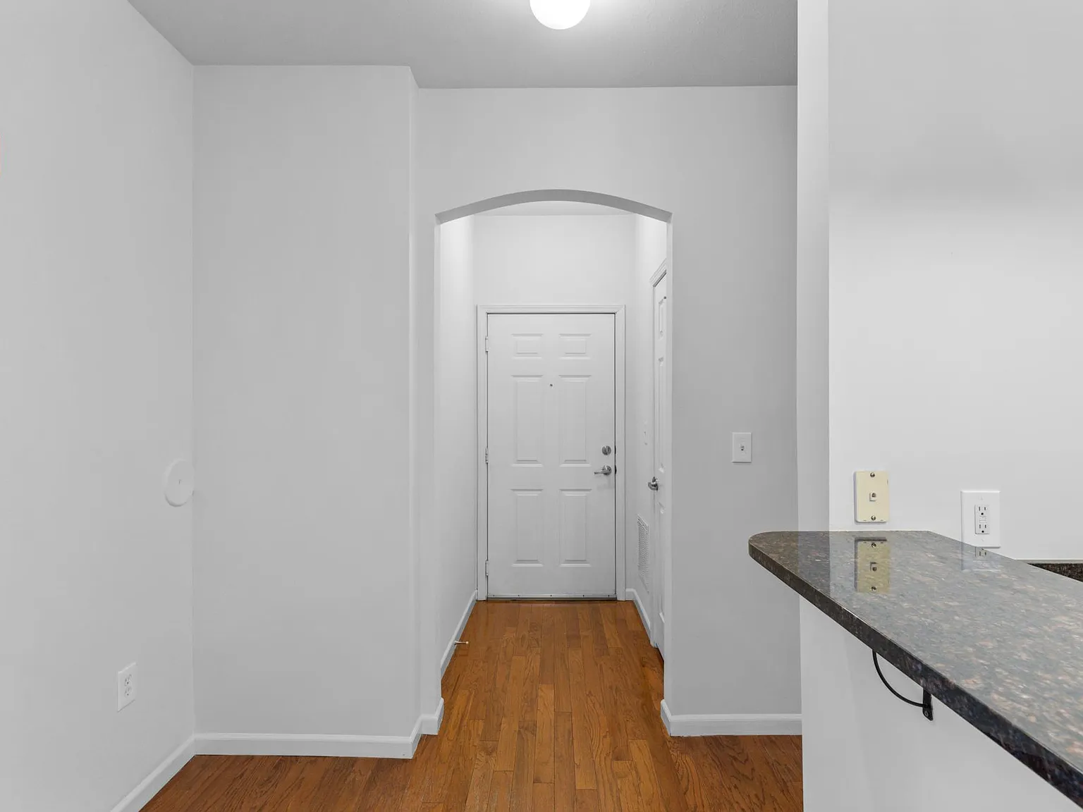 2 bed, 941 sqft, $1,700 — Photo 3