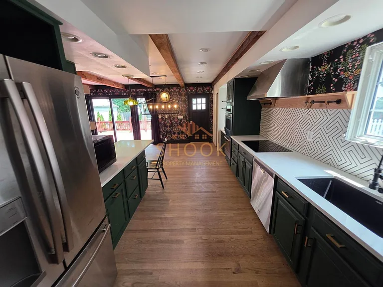 914 Vine St — Photo 11