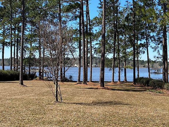 4th image of 724 Lakeside Dr