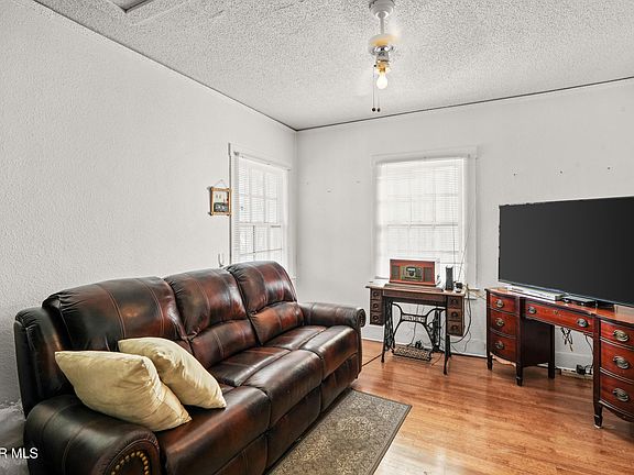 5th image of 2320 Grant Ave