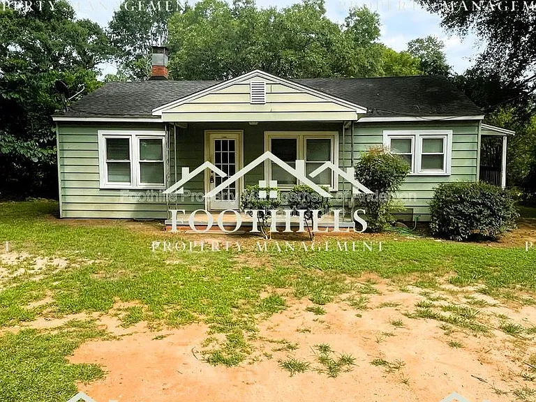 1302 Robbins Dr — Photo 1