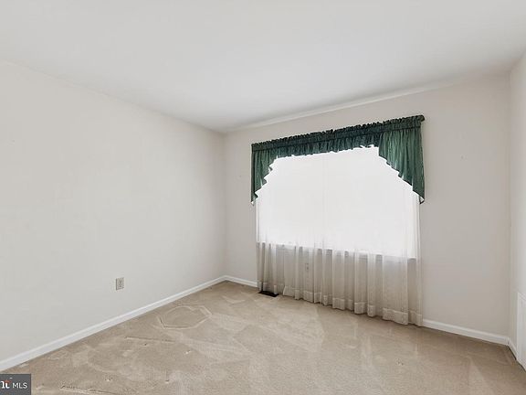 5th image of 221 Cullen Way