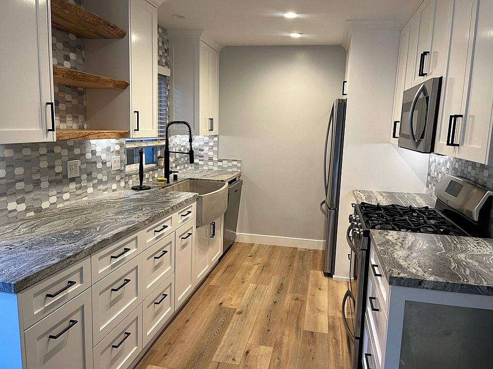 Brand new kitchen 2020. Custom cabinets. New floor April 2022.