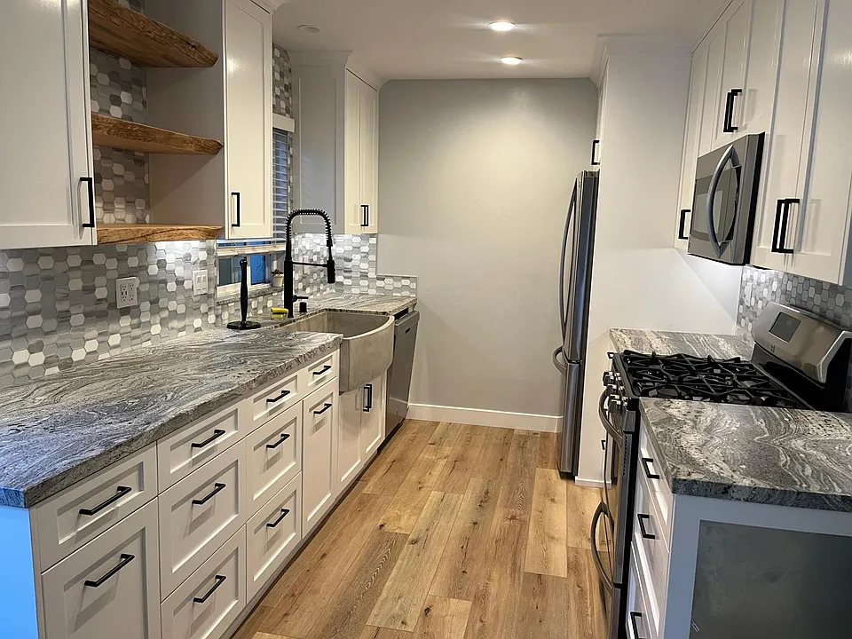 Brand new kitchen 2020. Custom cabinets. New floor April 2022.