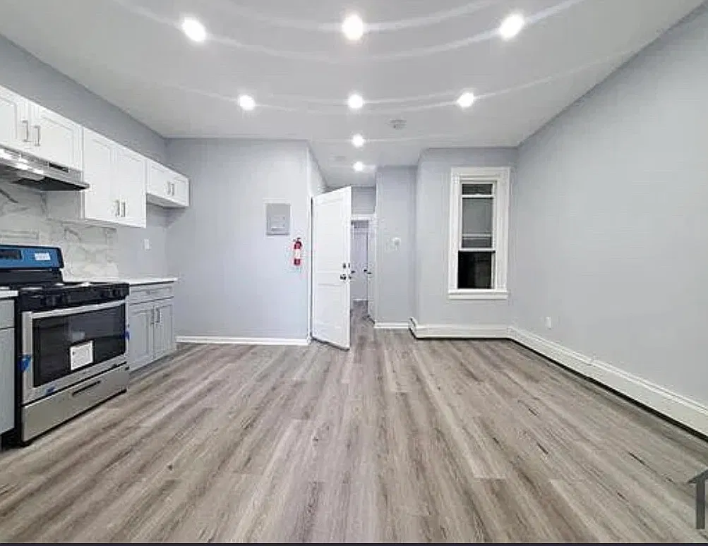 3 bed, 1000 sqft, $2,350 — Photo 2