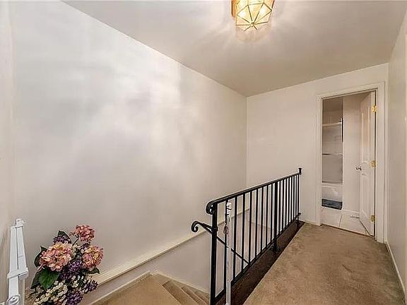5th image of 135 Parkwood Dr #135