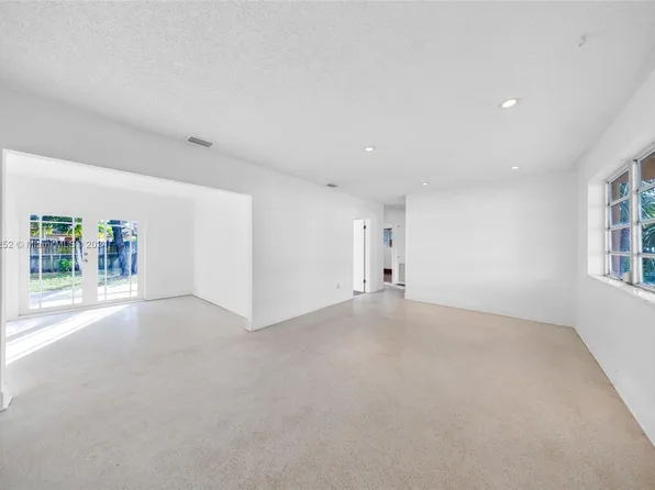 1445 W 5th Ln, Hialeah, FL 33010