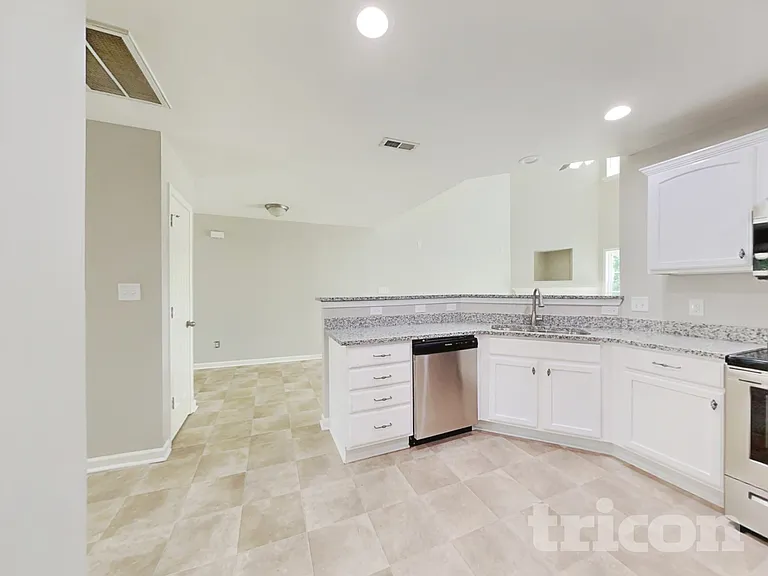 910 Statler Dr — Photo 5