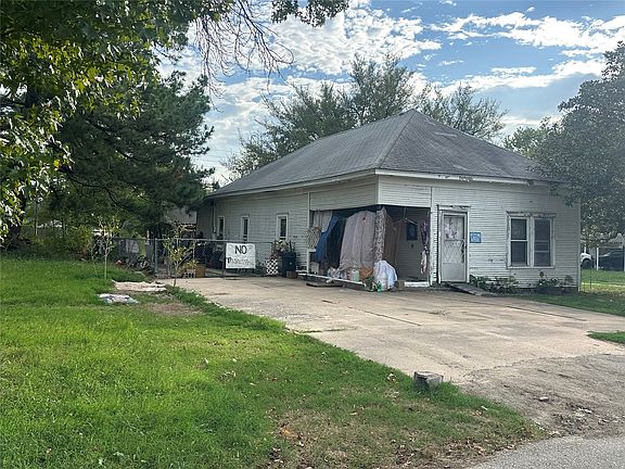 2nd image of 700 E 12th St