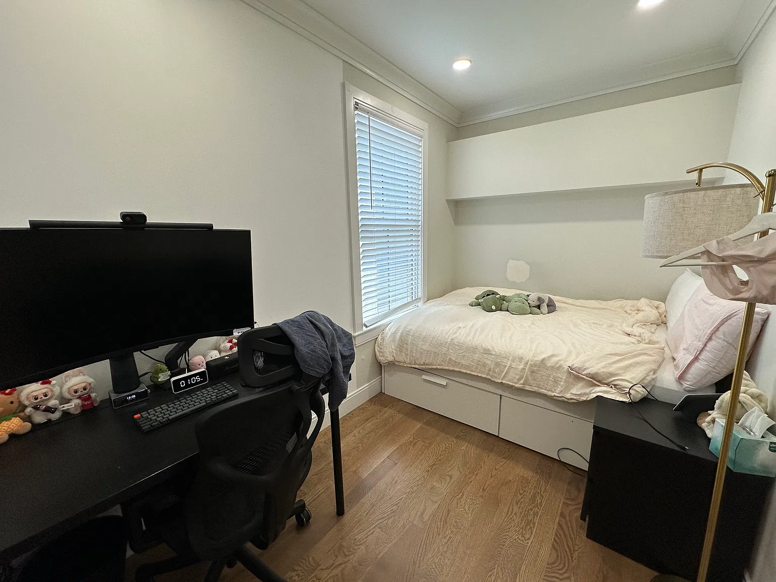 1 bed, 2200 sqft, $1,300 — Photo 1