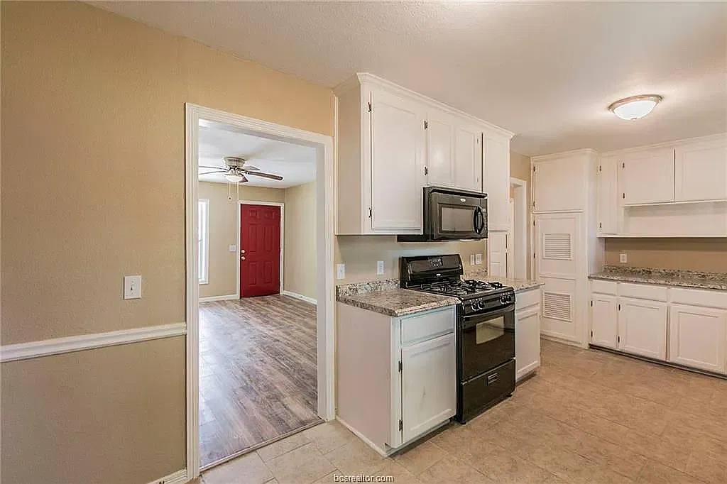 905 N Banks R3905 — Photo 2