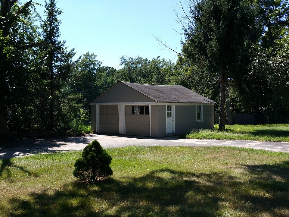 2nd image of 130 Holly St
