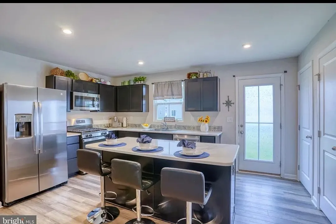 4 bed, 3.5 bath, 2880 sqft, $2,555 — Photo 4
