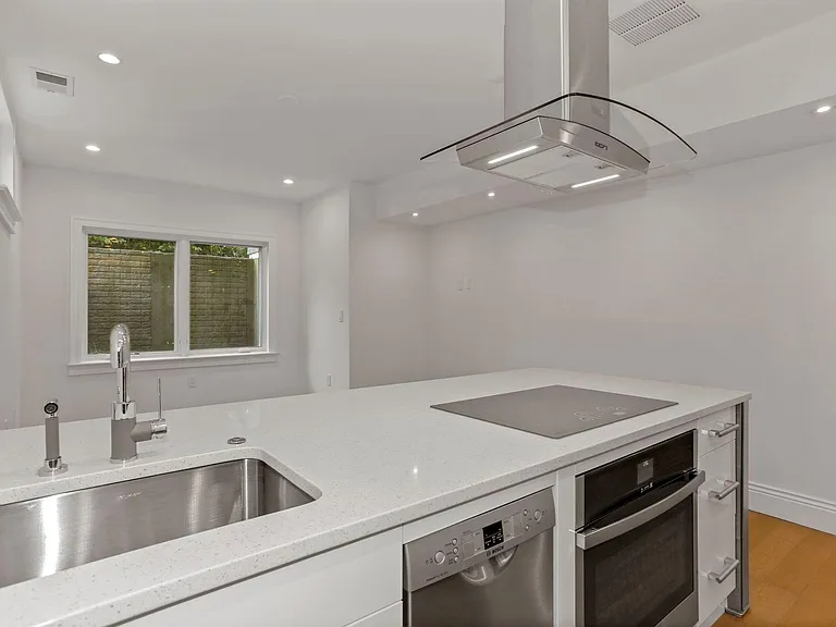 913 N Ivy St — Photo 3