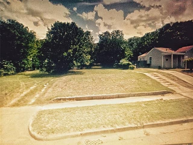 2nd image of 1036 E Davis Ave