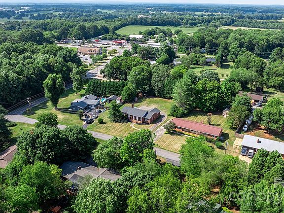 5th image of 2909 Eastway Dr