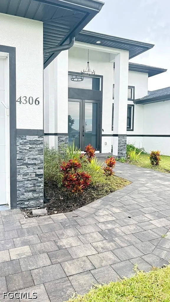3 bed, 2.0 bath, 1641 sqft, $2,300 — Photo 2