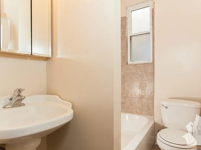 3525 N Wilton Ave #1F — Photo 8