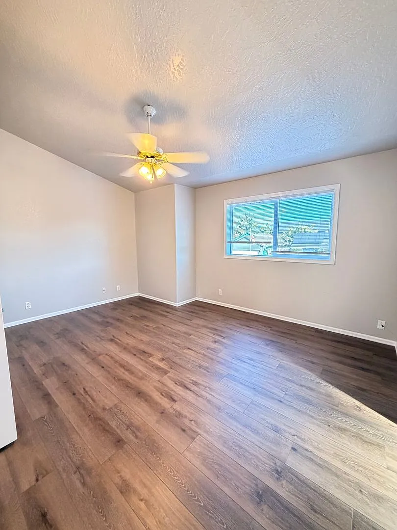 1-Bedroom unit with 2-car Garage and fenced yard — Photo 2