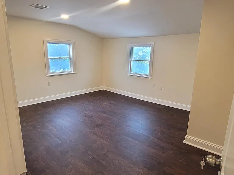 568 Gardiners Ave #2 — Photo 7