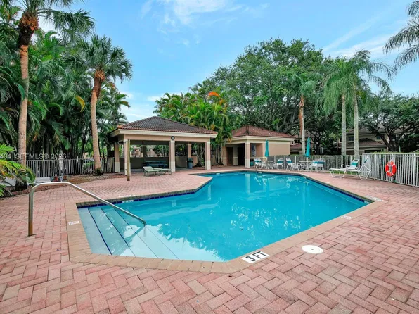 9715 NW 23rd Ct, Pembroke Pines, FL 33024