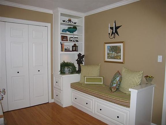 Built-in Bench in Den