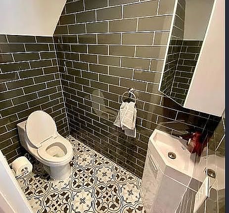 Powder room 1/2 bath