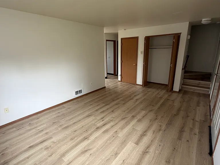 380-382 NW Parr Dr — Photo 2
