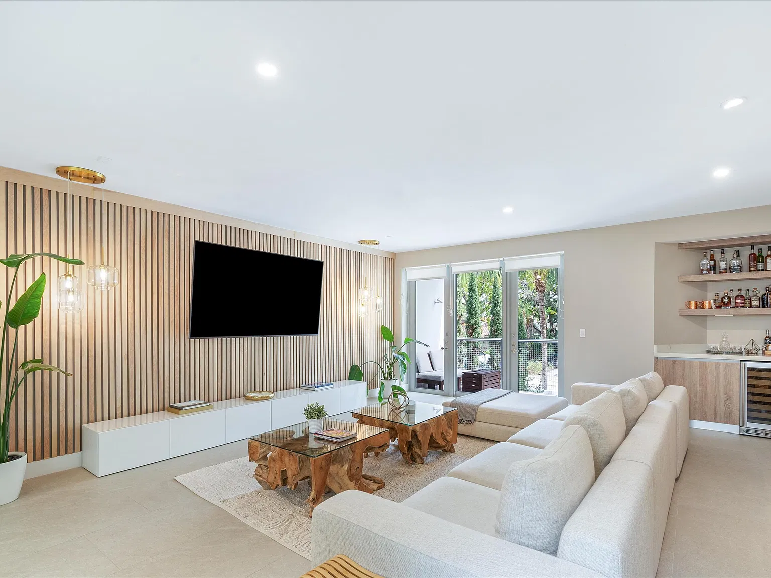 4 bed, 3.5 bath, 3213 sqft, $8,500 — Photo 2