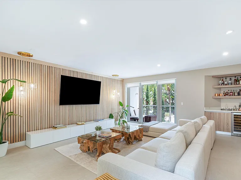 1509 NE 4th Pl — Photo 2