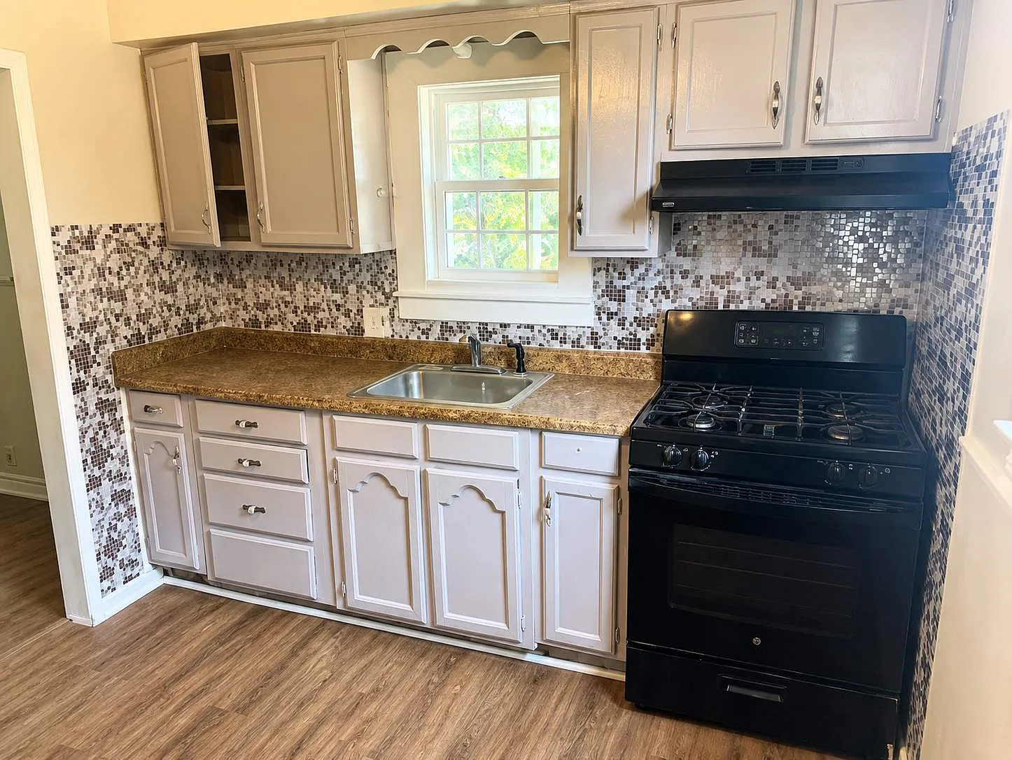3 bed, 1.5 bath, 1288 sqft, $1,371 — Photo 2