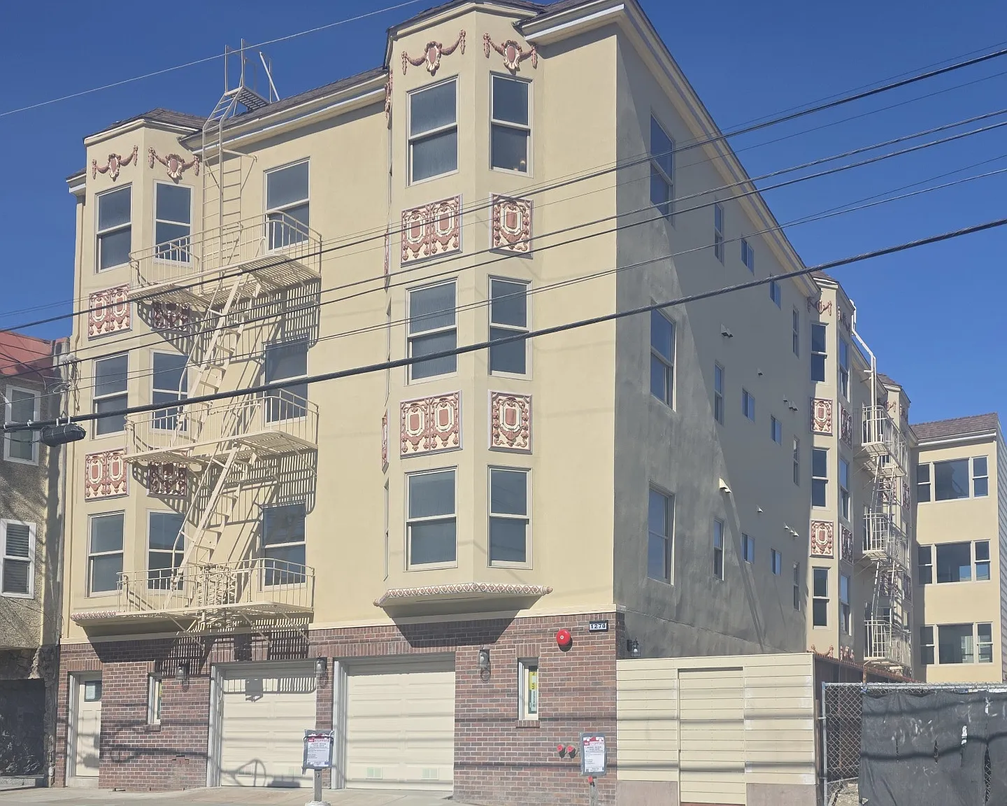 La Playa Apartments — Photo 1