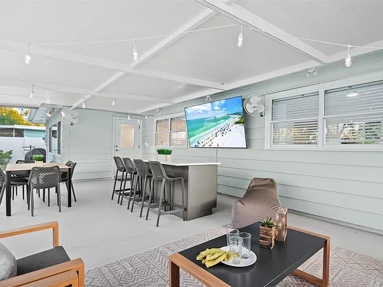 2641 Martin St — Photo 33