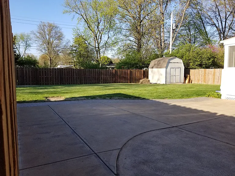 8915 Seneca Ave — Photo 12
