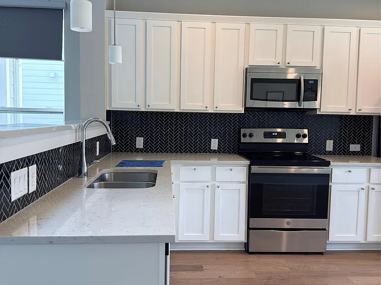 11216 Gadsen Ln — Photo 13