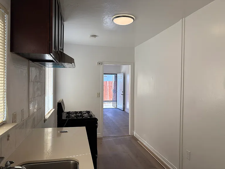 3946 Delta Ave — Photo 10
