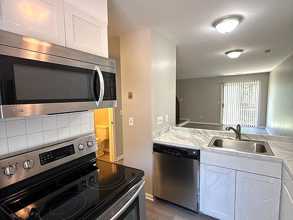 3rd image of 4042 Briarhill Dr
