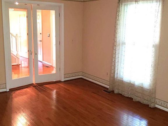4th image of 460 Westmoreland Dr