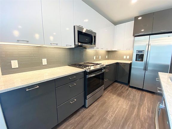 4th image of 3033 Oliver Ave #1220