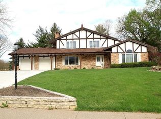 920 Oak Knolls Ct, Clinton, IA 52732