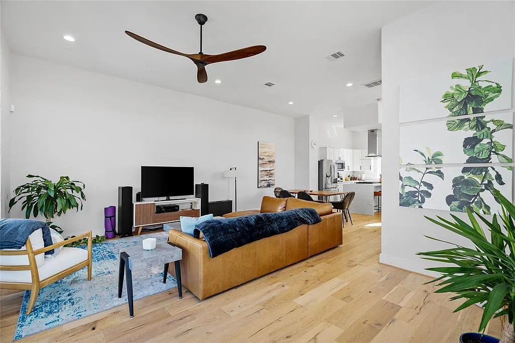 3 bed, 3.5 bath, 2088 sqft, $3,200 — Photo 3