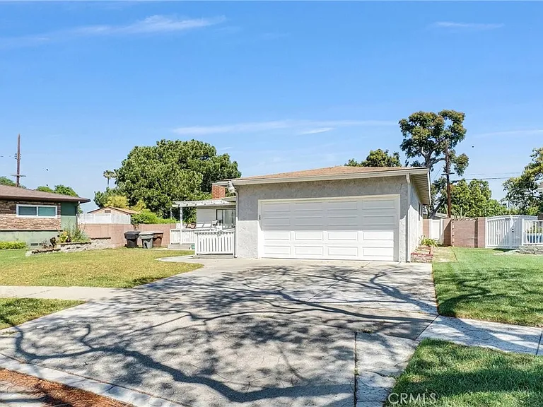 2551 W Rome Ave — Photo 2