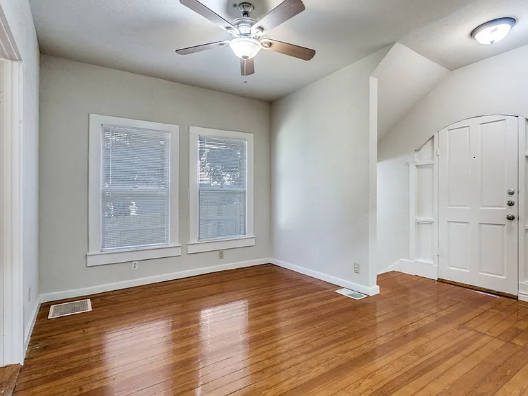 130 E Craig Pl — Photo 4