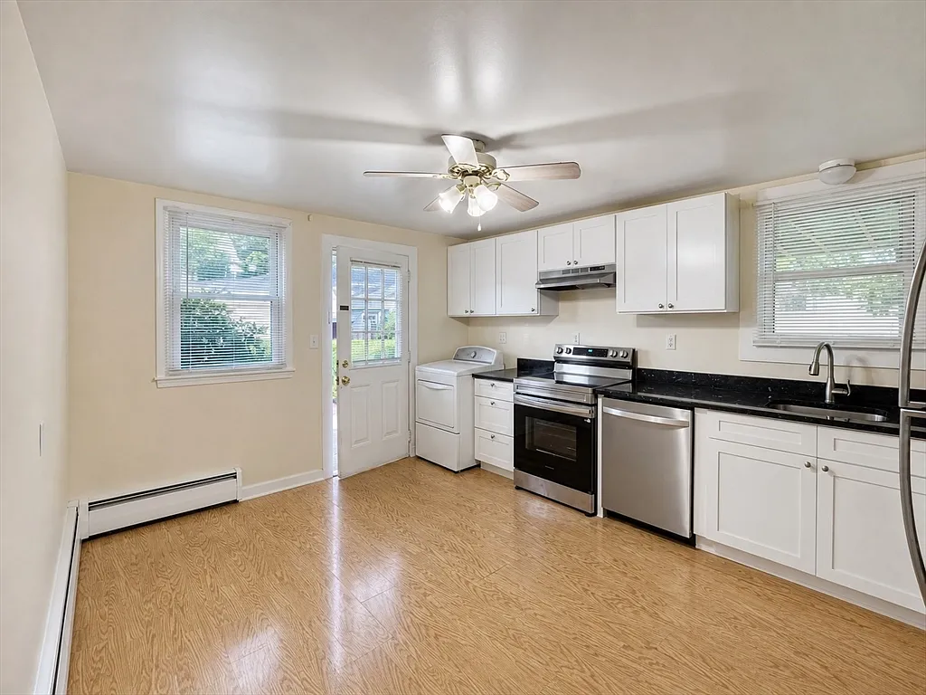 3 bed, 1.0 bath, 1000 sqft, $3,300 — Photo 3