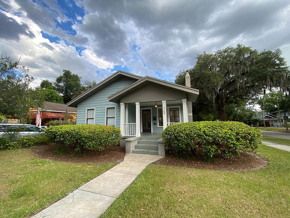 Front of 700 Harwood. It has a spacious porch for enjoying the wonderful FL weather.