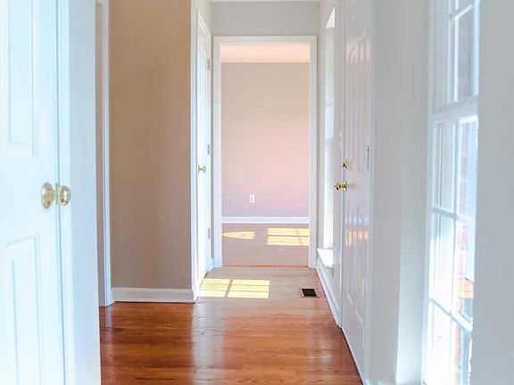 3rd image of 313 Autumn Glenn Dr