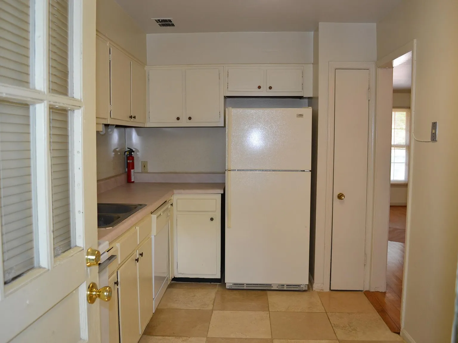 2 bed, 1.5 bath, 1010 sqft, $1,435 — Photo 2